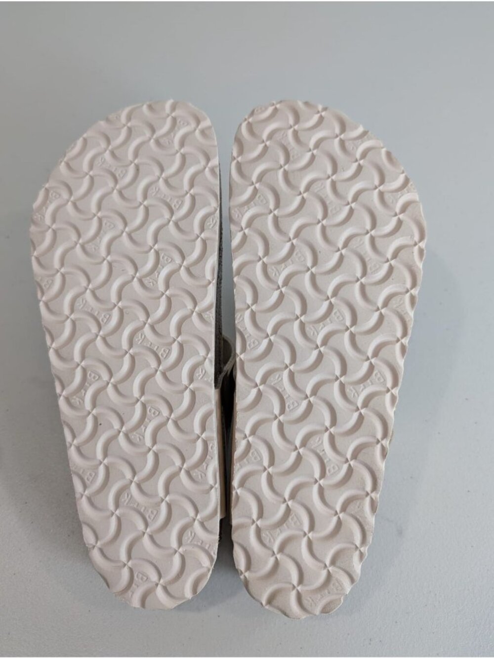 Birkenstock Gizeh thong sandals in a light beige/cream color women's size 9 - Picture 9 of 10